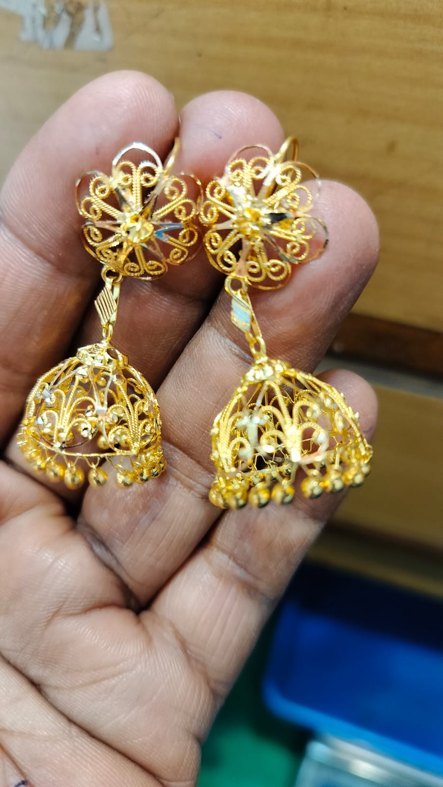 Product#2:&nbsp;Gold earrings